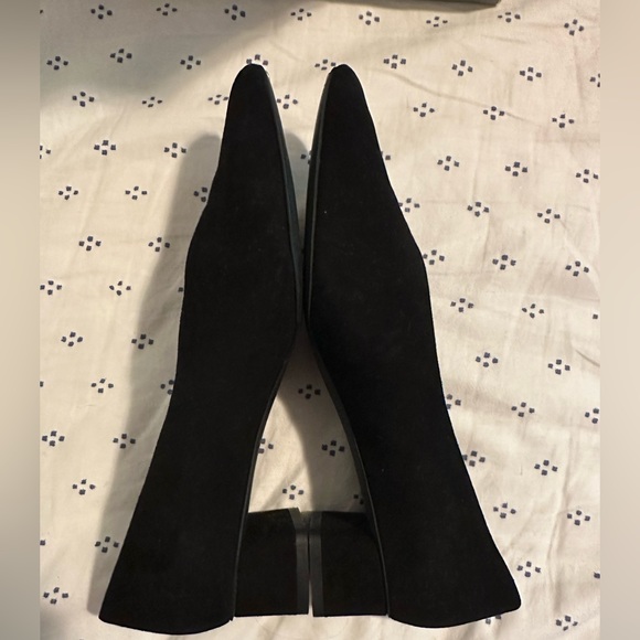 Everlane V Heel - Black Suede Pointed Toe Kitten Heel - Picture 5 of 6